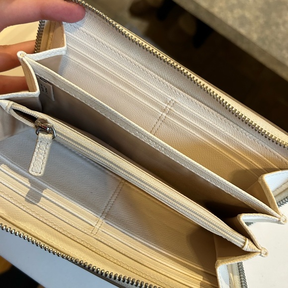 Coach Large Wallet White Pattern - Picture 4 of 5